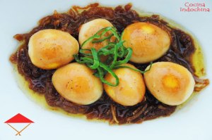 Huevos de codornices decorados con la cola de cebolla